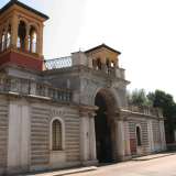 Il primo tratto di via Amendola � ancora caratterizzato da grandiose ville ottocentesche, tra le quali spicca villa Bonomo, immersa in un parco di 15mila metri quadrati